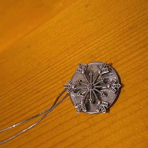 Sterling silver snowflake pendant on a sterling silver chain - Picture 7 of 7